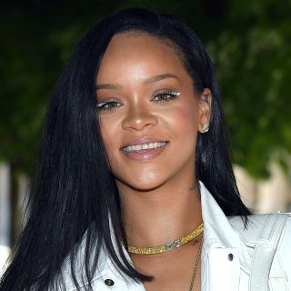Il beauty look total white di Rihanna da Vuitton