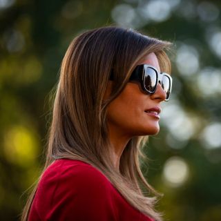 Melania Trump: trench e pump all'arrivo in Belgio