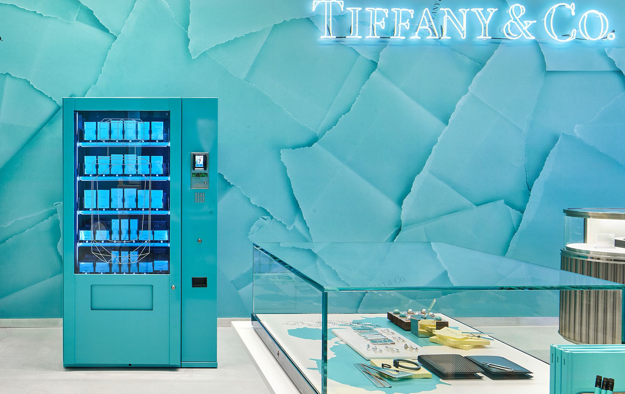 Da Tiffany il profumo si compra nel distributore automatico Da Tiffany il profumo si compra nel distributore automatico