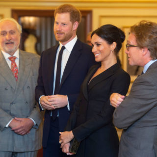Meghan Markle in smoking omaggia Lady D