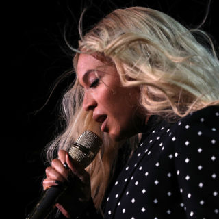 Beyoncé: total look Burberry by Riccardo Tisci