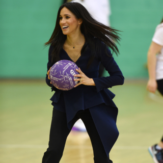 Meghan Markle in nero e blu navy