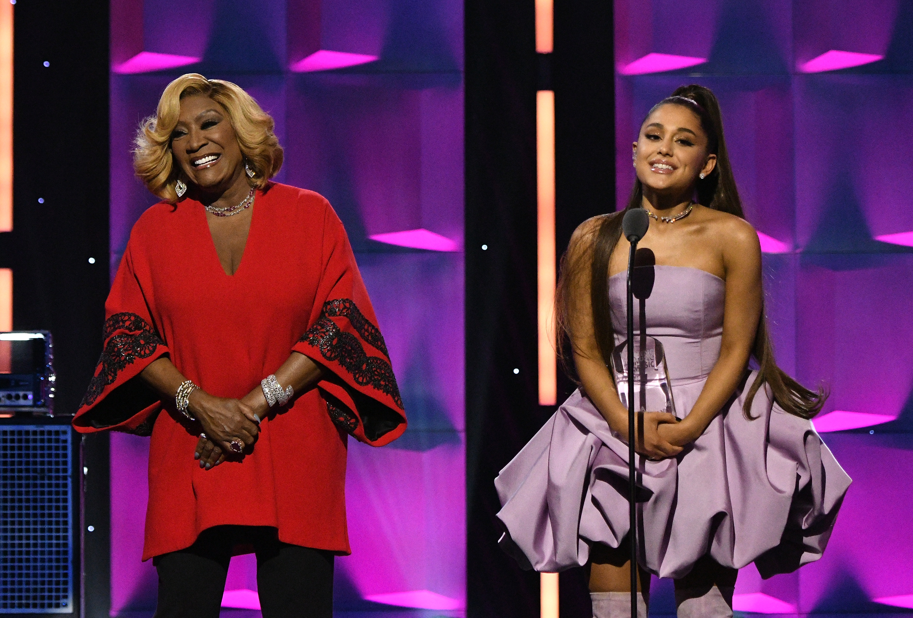 Ariana Grande premiata Donna dell'anno.