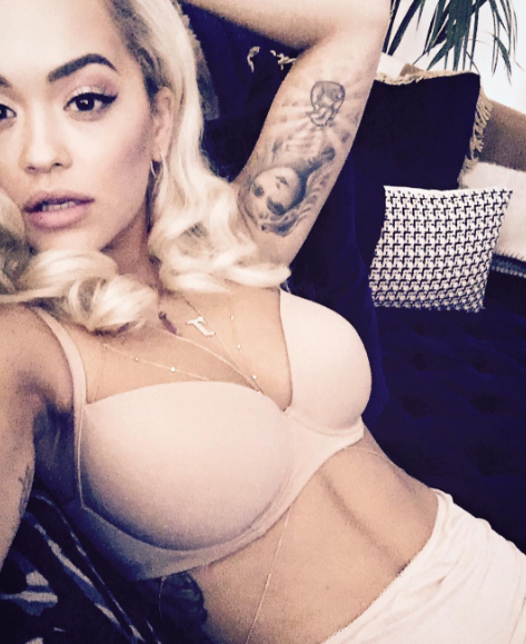 Rita Ora, popstar trasformista e superhot