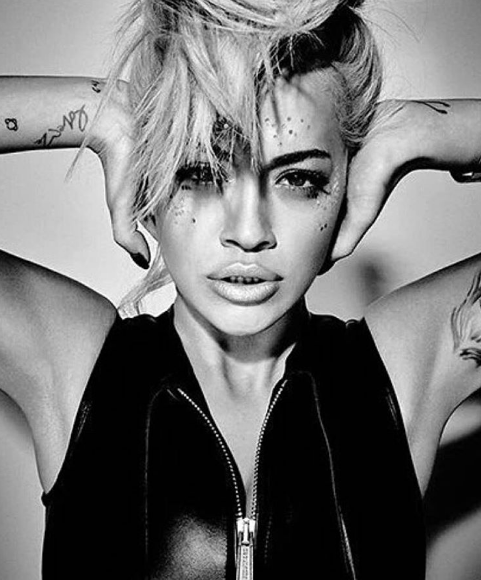 Rita Ora, popstar trasformista e superhot