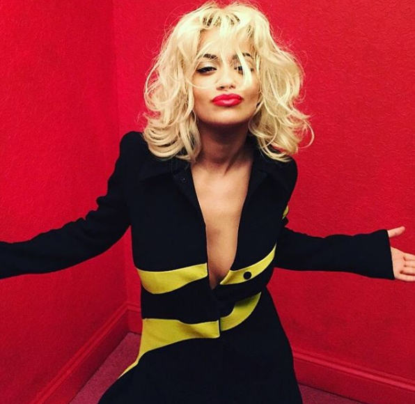 Rita Ora, popstar trasformista e superhot