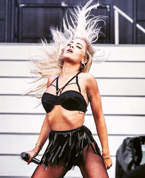 Rita Ora, popstar trasformista e superhot