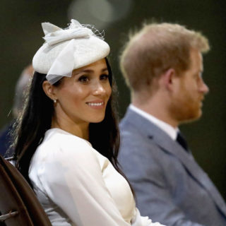 Meghan: look da 26mila euro per l'arrivo alle Fiji Meghan: look da 26mila euro per l'arrivo alle Fiji
