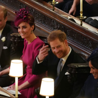 Kate e Meghan alle nozze di Eugenie: look a confronto Kate e Meghan alle nozze di Eugenie: look a confronto