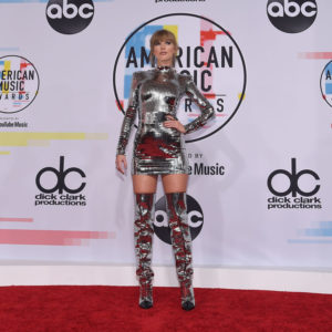 Taylor Swift rivela che la madre ha un tumore al cervello Taylor Swift rivela che la madre ha un tumore al cervello