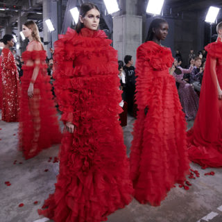Valentino e quell'incontro riuscito tra Oriente e Occidente Valentino e quell'incontro riuscito tra Oriente e Occidente