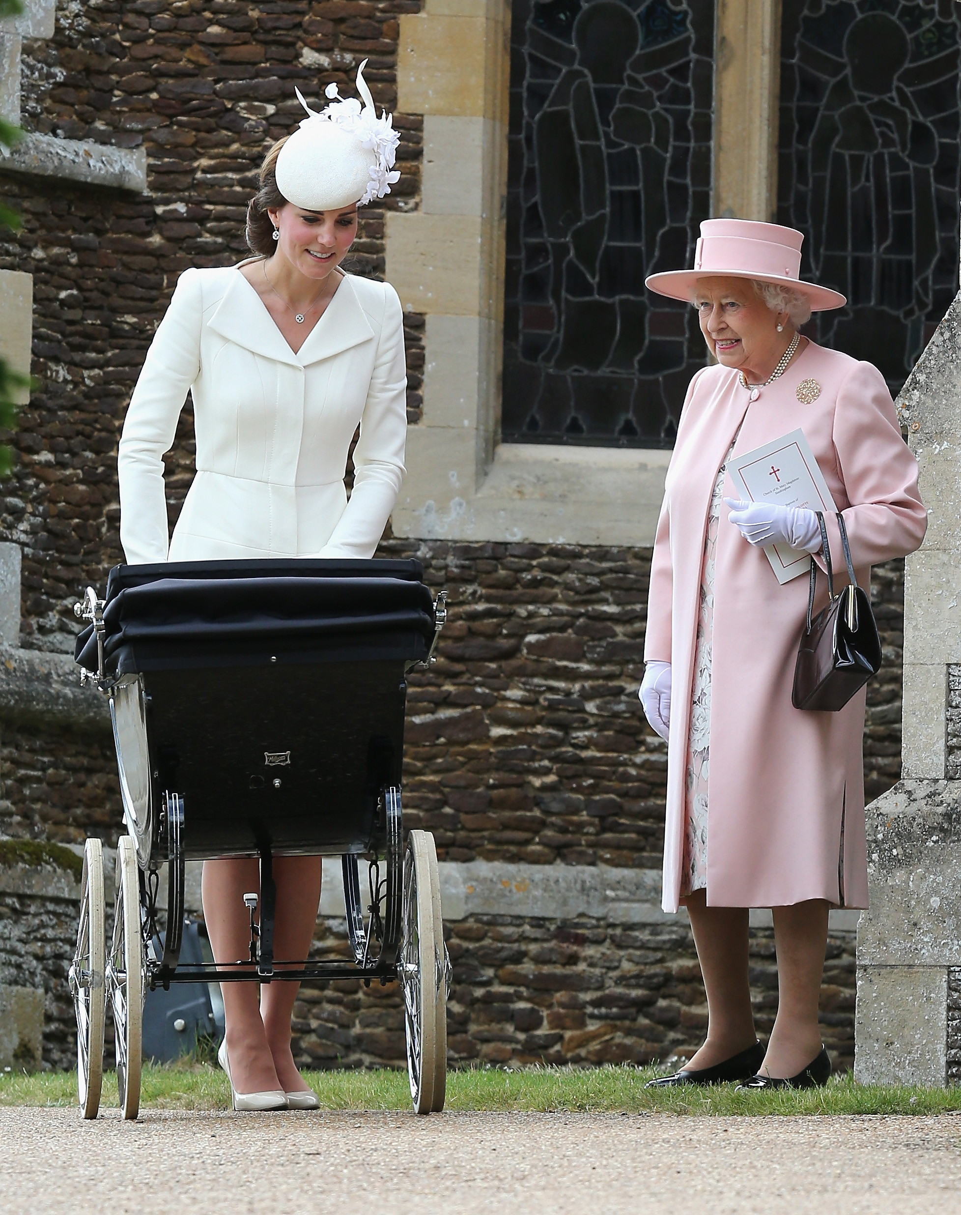 Kate Middleton arriva a Palazzo per un tè con la Regina senza autista.