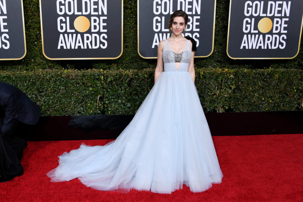Alison Brie in abito con strascico pervinca di Vera Wang