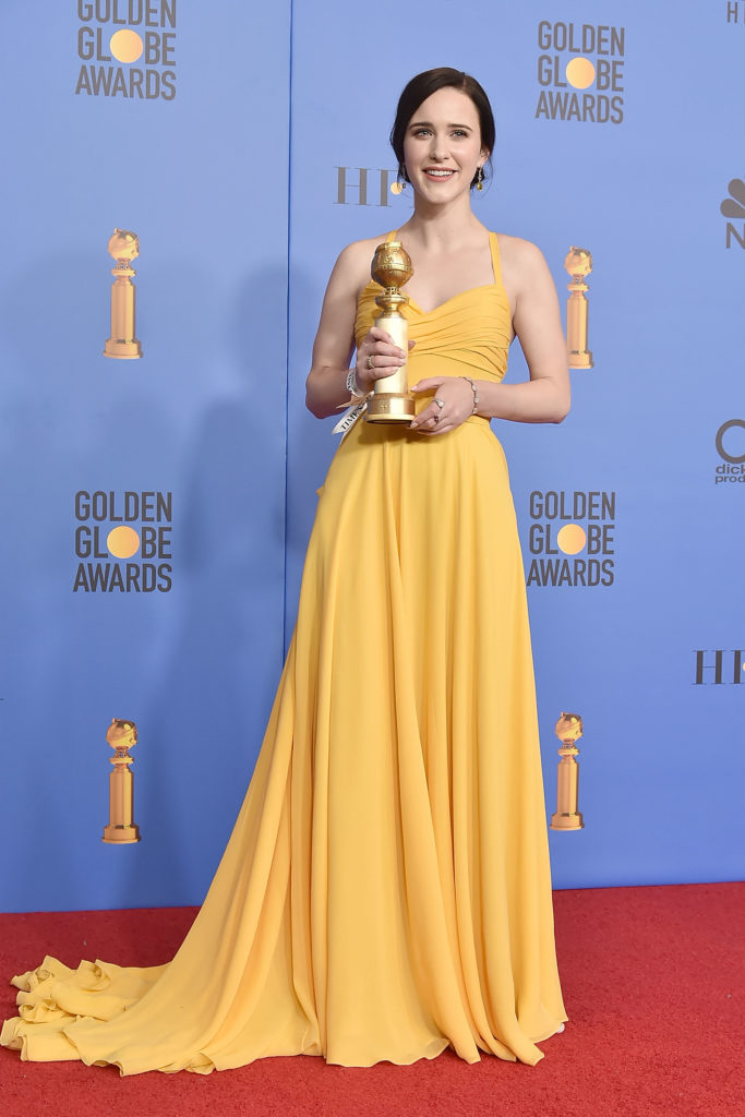 Rachel Brosnahan in abito giallo di Prada