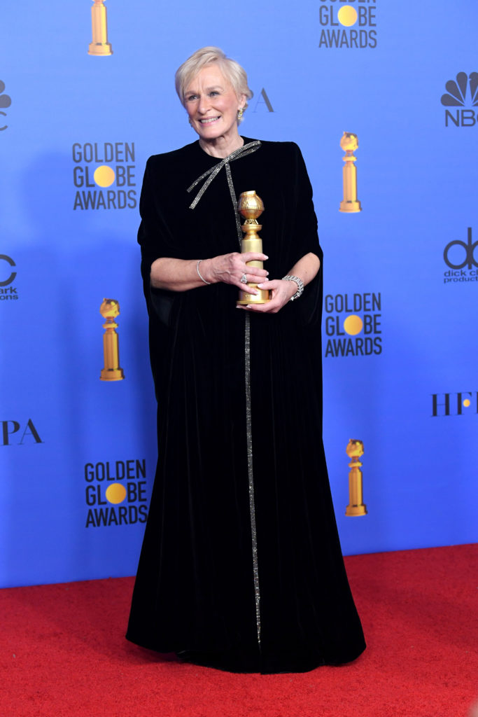 Glenn Close in abito di velluto nero di Armani Privé