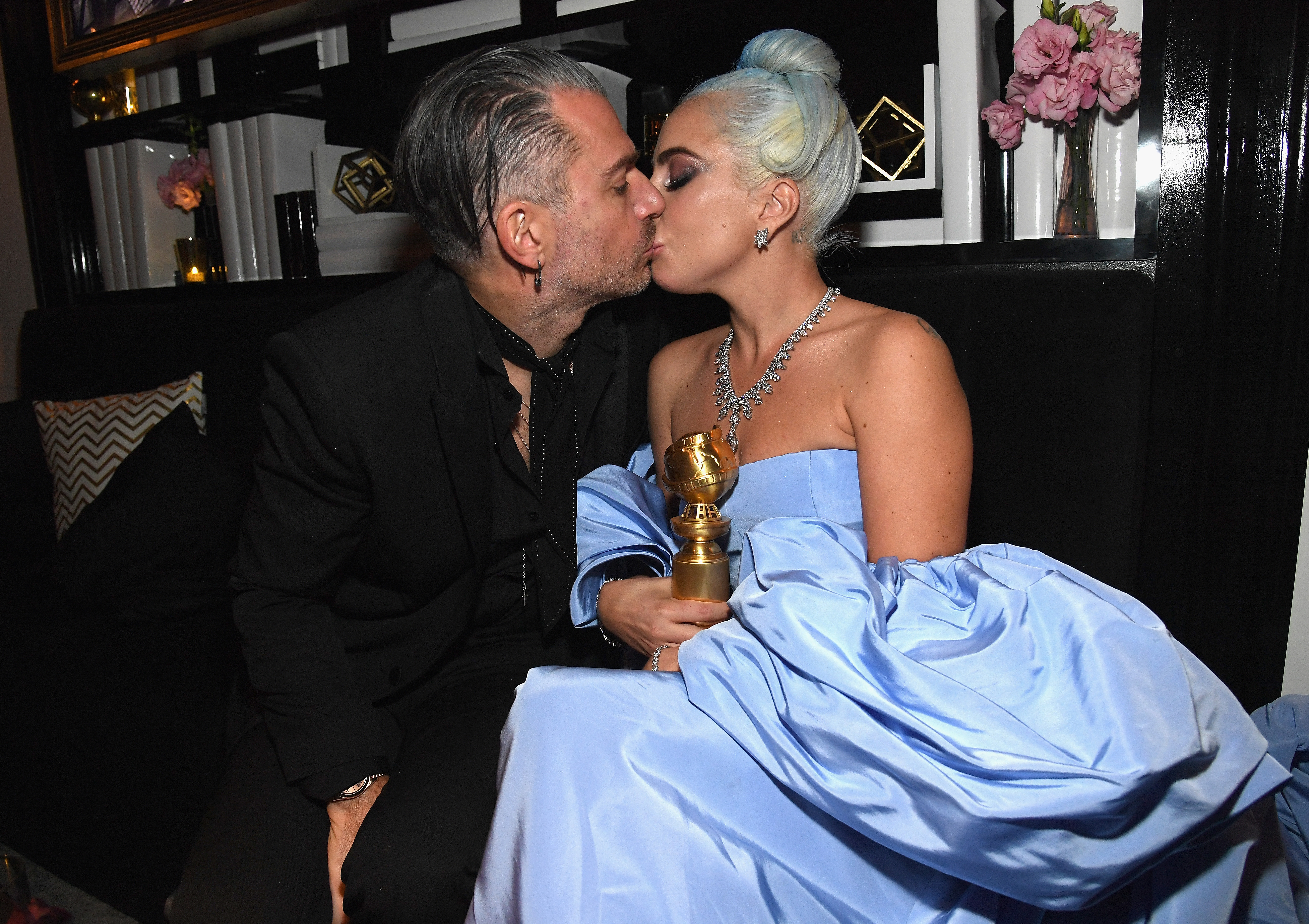 Lady Gaga festeggia con il futuro marito il suo premio
