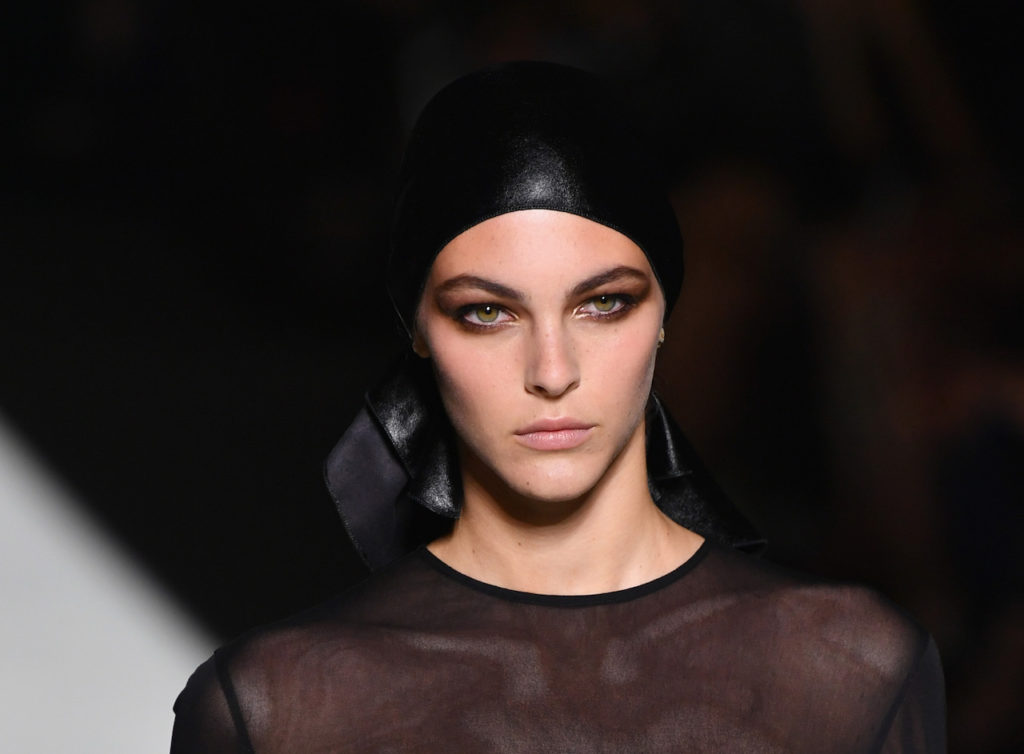 La modella italiana Vittoria Ceretti con foulard nero e make-up definito da Tom Ford