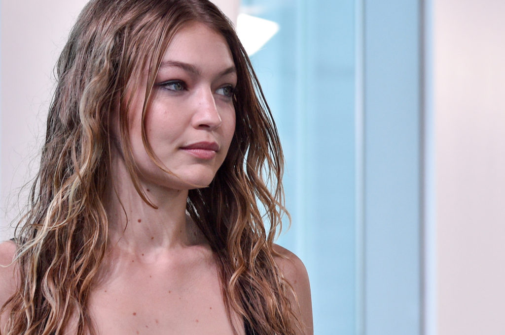 Look selvaggio per Gigi Hadid sulla passerella newyorchese di Michael Kors