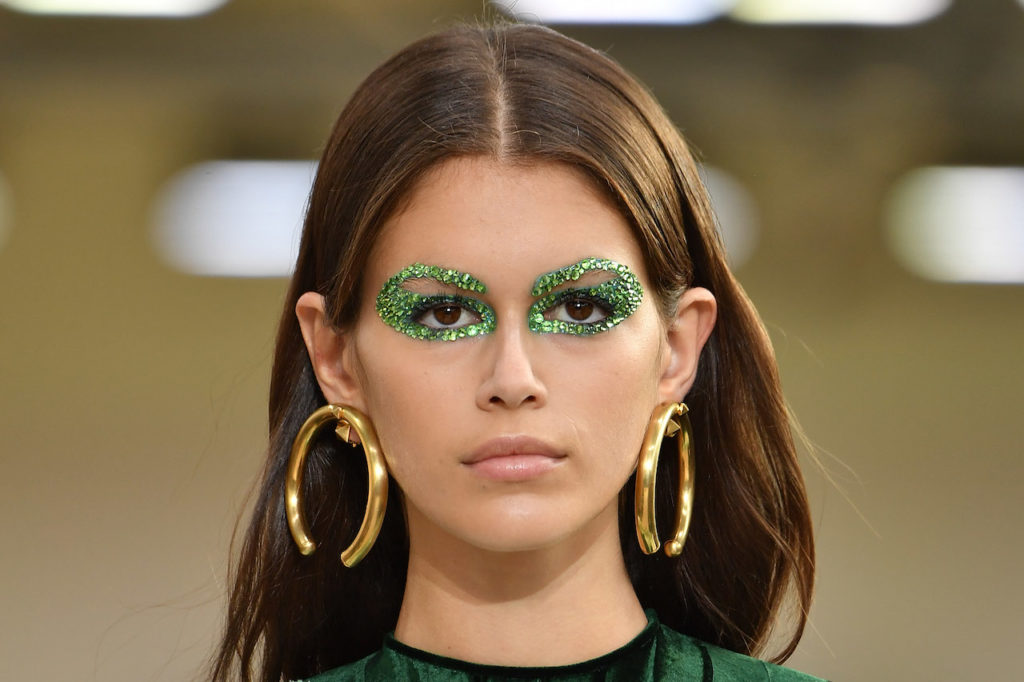 Glitter verdi per il trucco occhi di Kaia Gerber da Valentino