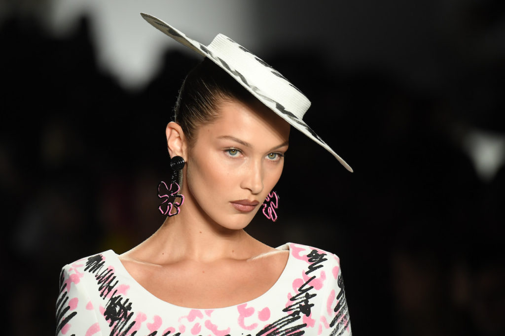 Labbra nude scure in primo piano per il make-up di Bella Hadid da Moschino