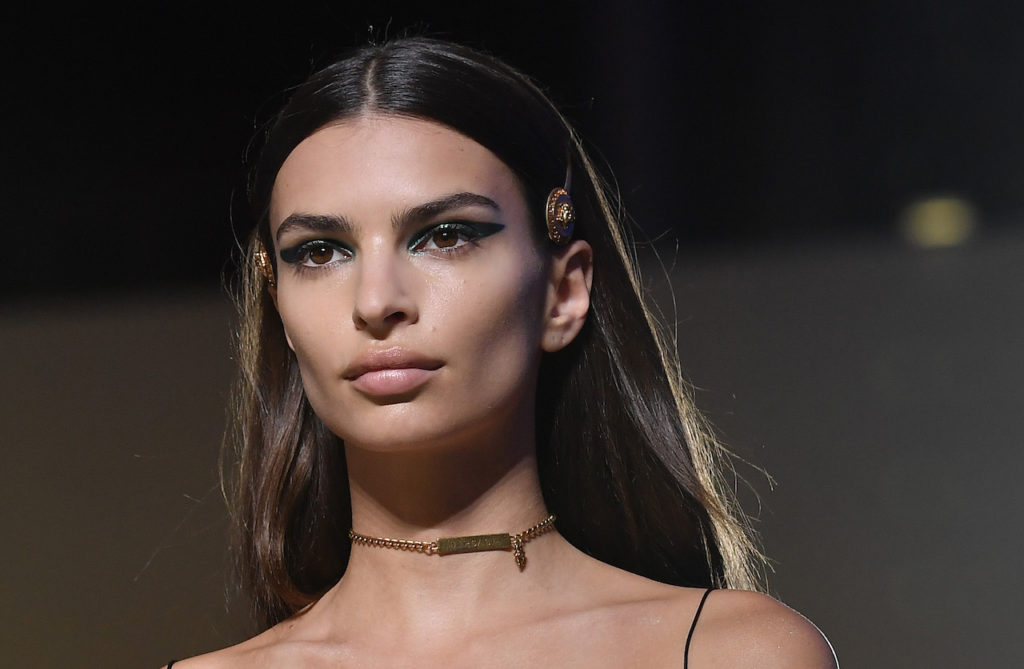 Occhi in primo piano e labbra nude per il make-up di Emily Ratajkowski da Versace