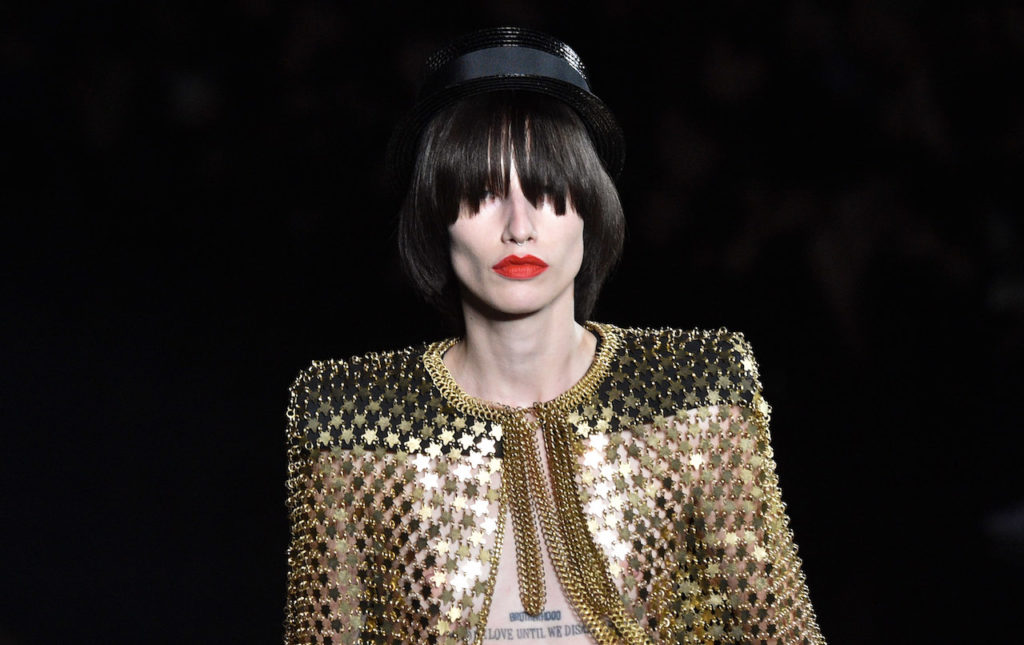 Labbra rosso fuoco sulla passerella parigina di Saint Laurent
