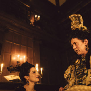 La favorita, le foto del film con Emma Stone e Olivia Colman La favorita, le foto del film con Emma Stone e Olivia Colman
