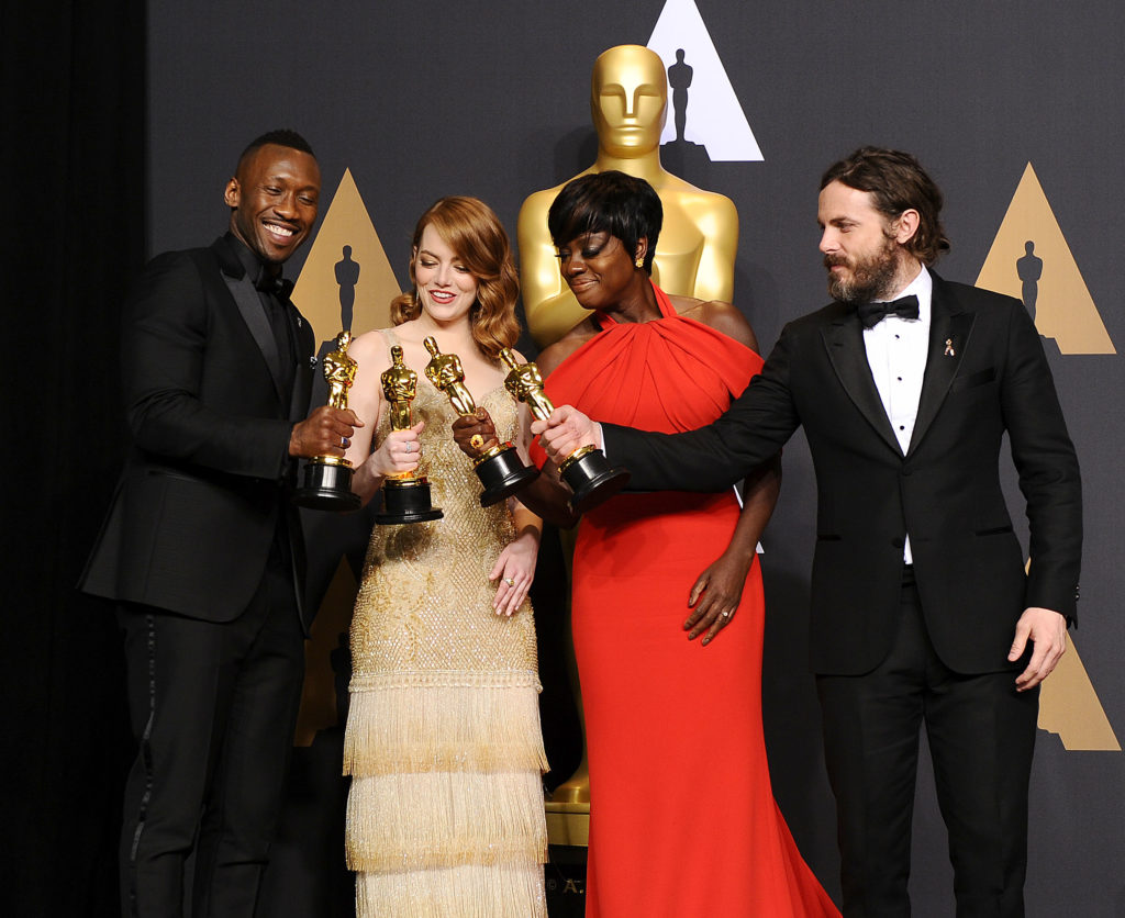 Mahershala Ali, Emma Stone, Viola Davis e Casey Affleck con l'Oscar 2017