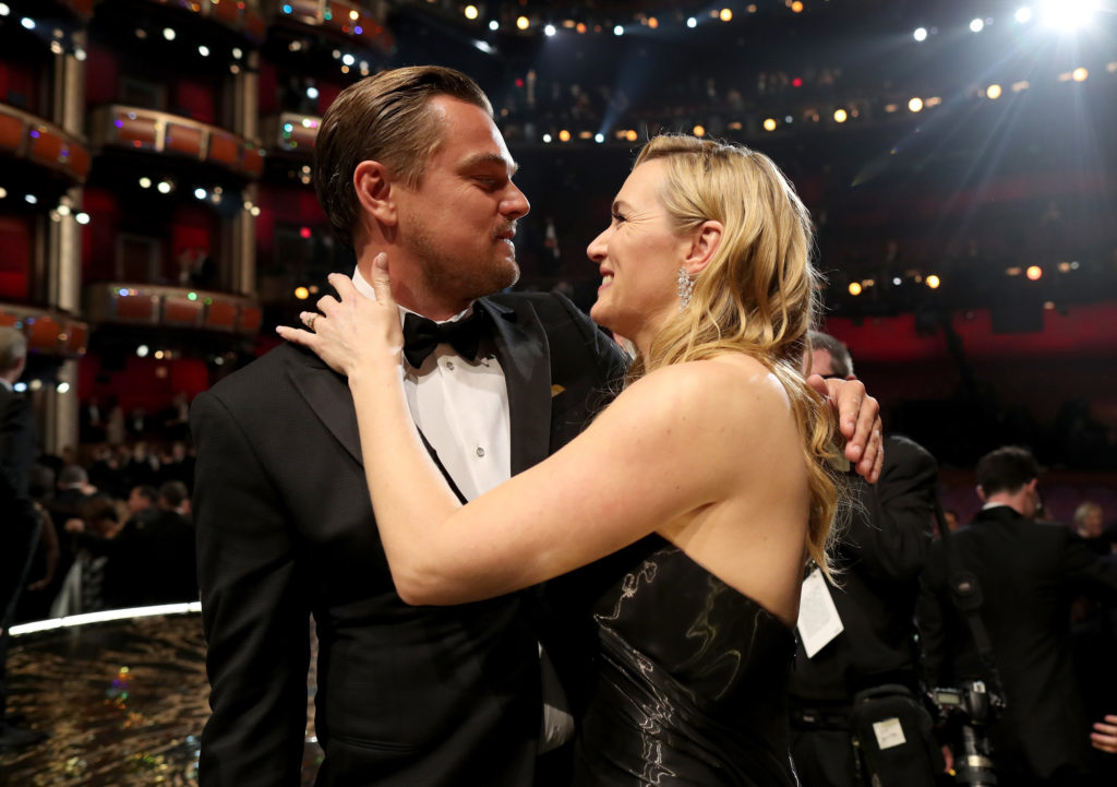 Leonardo DiCaprio e Kate Winslet si abbracciano prima che l'attore salga sul palco per ricever l'Oscar
