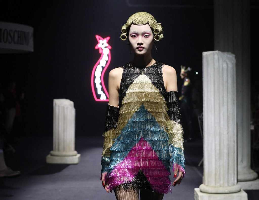 Una modella sulla passerella allestita da Moschino a Cinecittà