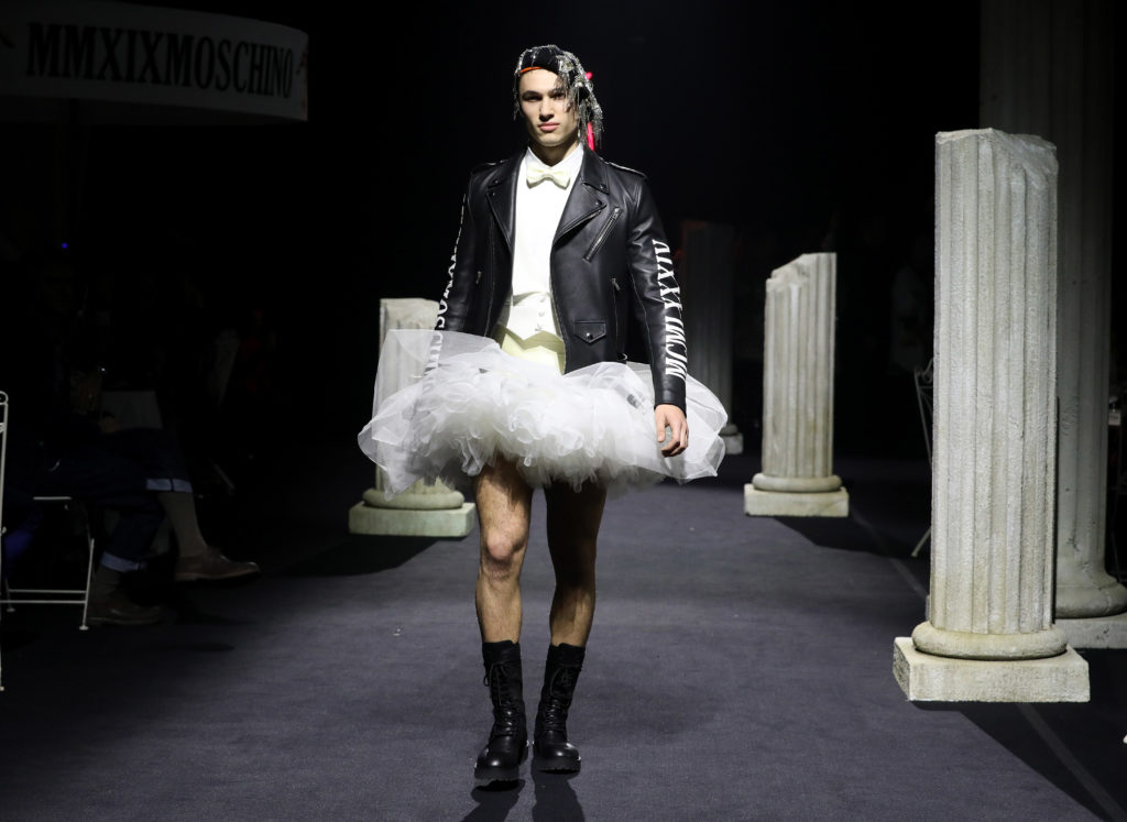 Unmodello sfila in tutù per la Moschino Pre Fall 2019