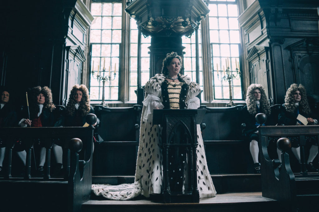 Olivia Colman è la Regina Anna Stuart ne La favorita