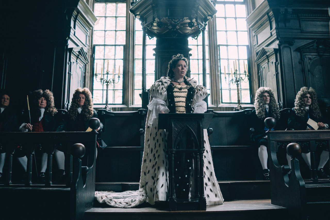 Olivia Colman è la Regina Anna Stuart ne La favorita