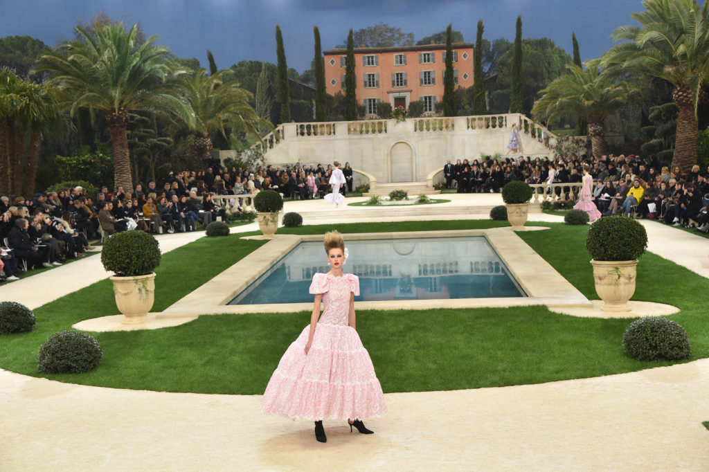 Una modella alla Chanel Haute Couture