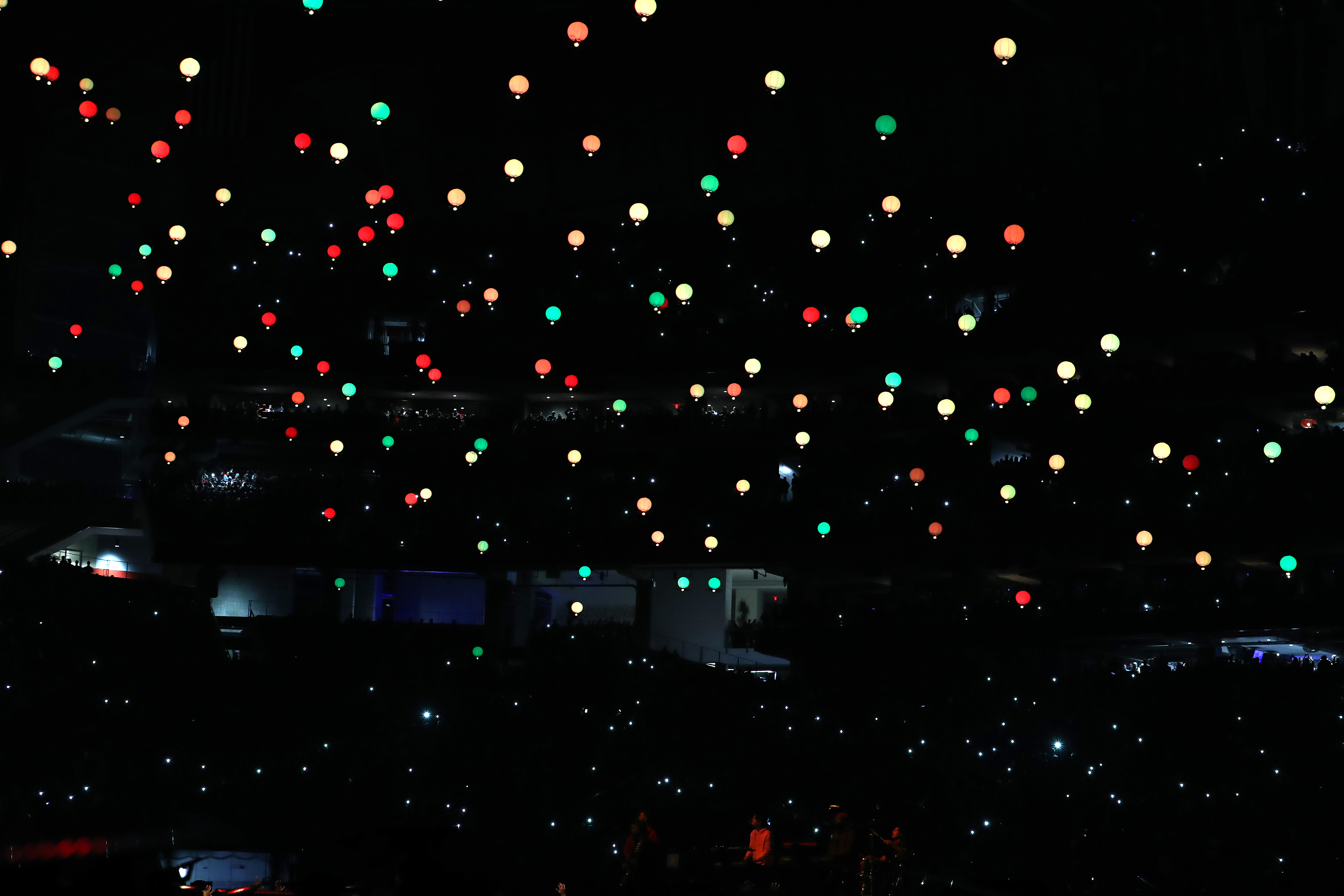 I Maroon 5 hanno lanciato delle lanterne