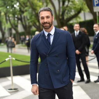 Raoul Bova è Armani nella serie tv dedicata al Made in Italy Raoul Bova è Armani nella serie tv dedicata al Made in Italy