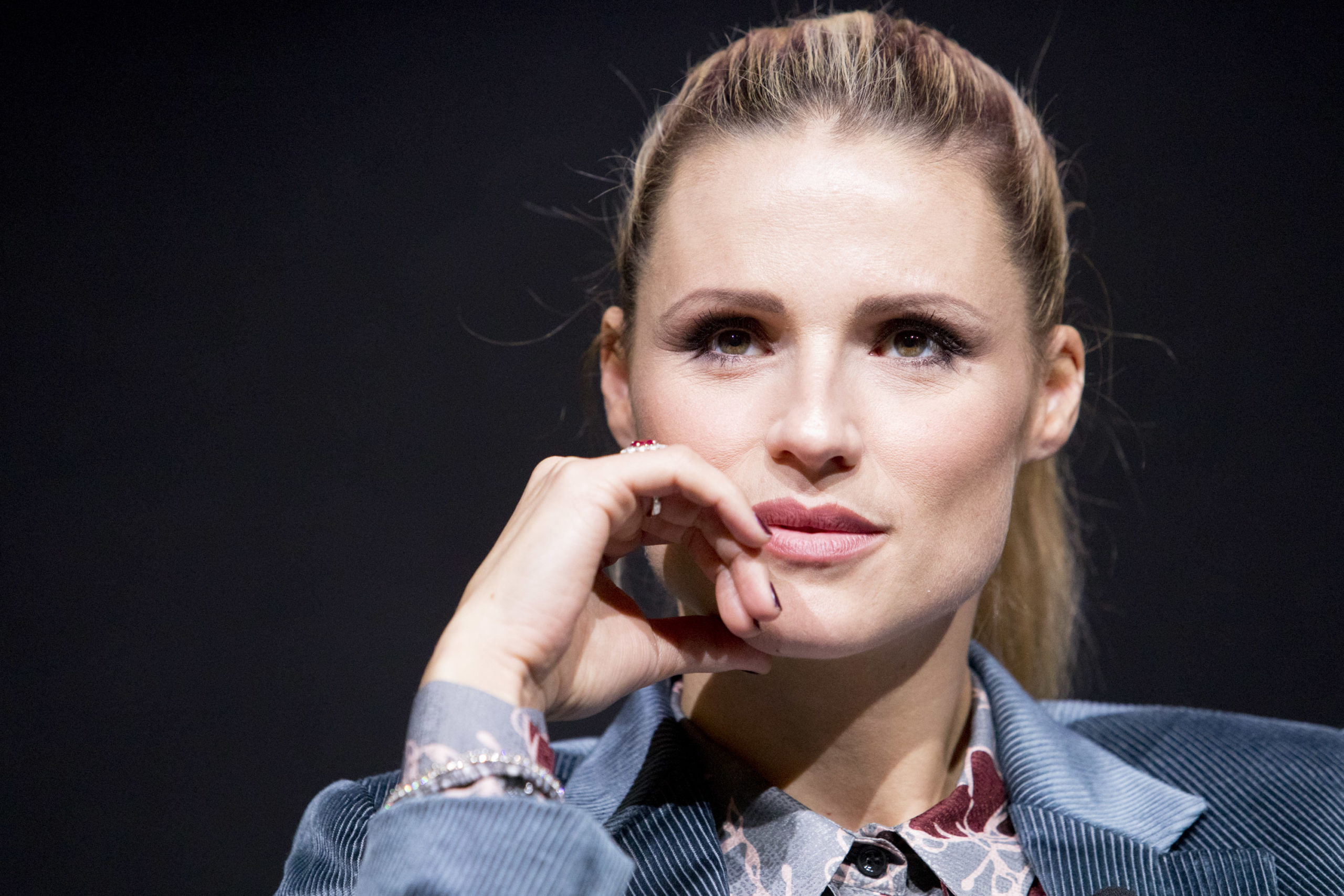 Michelle Hunziker Le Polemiche Per Il Video Con La Servit DireDonna