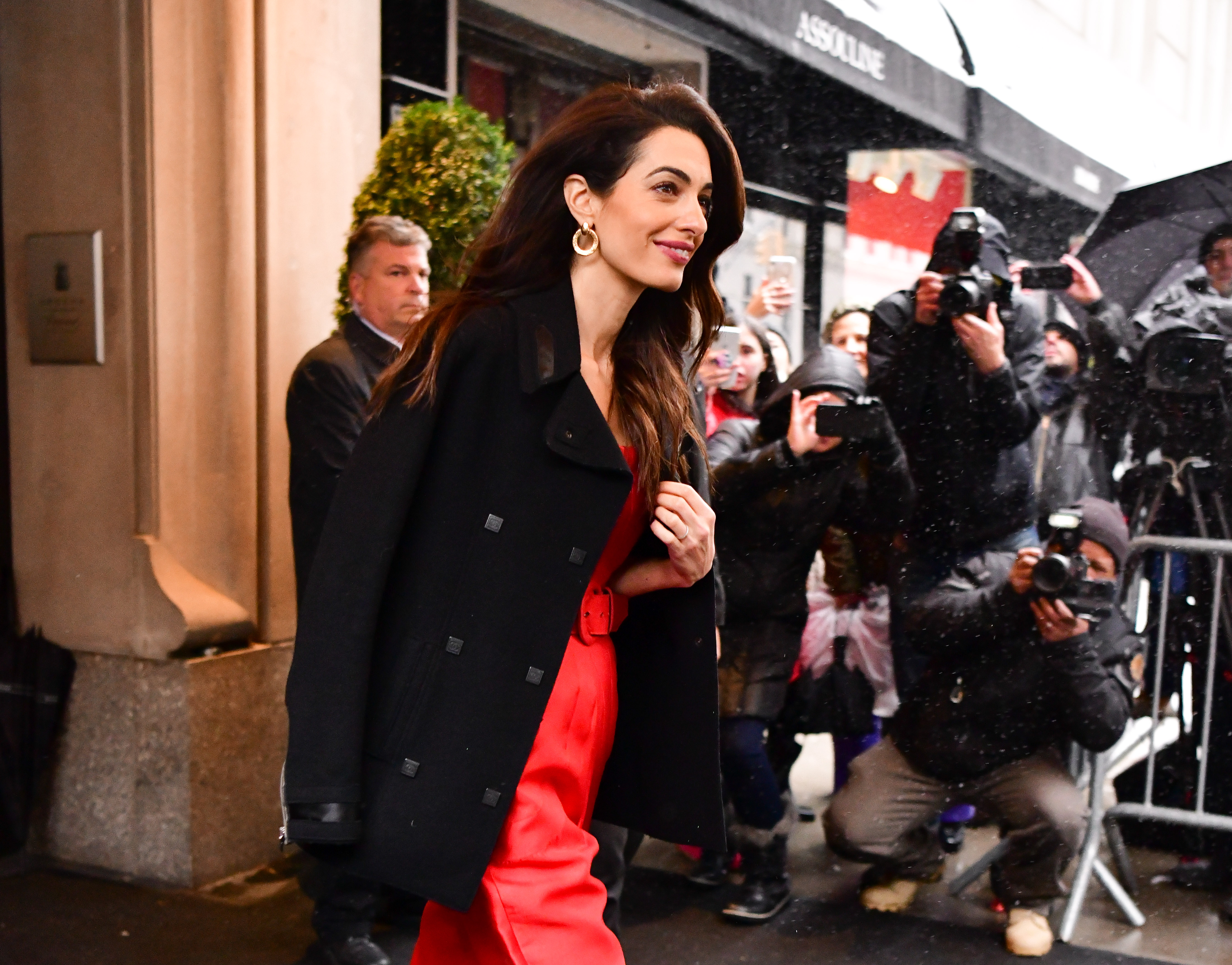 Amal Clooney indossa una jumpsuit rossa
