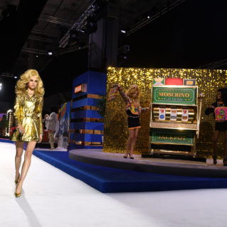 Per Moschino la vita è tutto un quiz! Per Moschino la vita è tutto un quiz!
