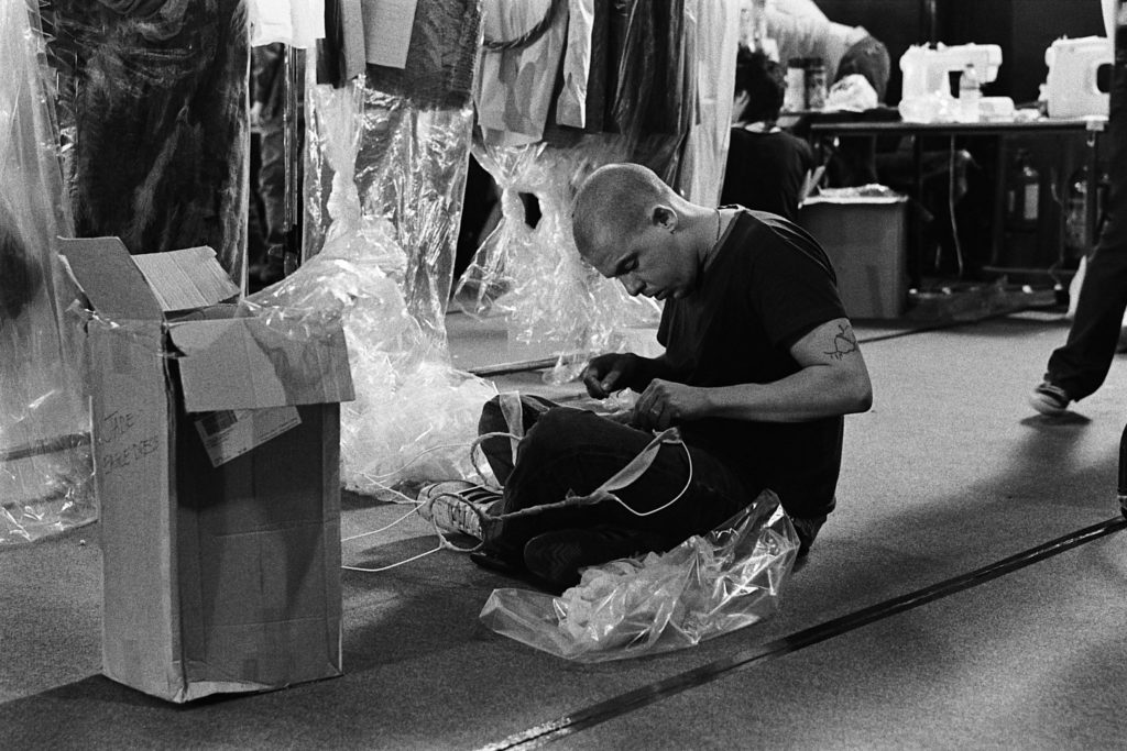 Un'immagine dal documentario sullo stilista britannico