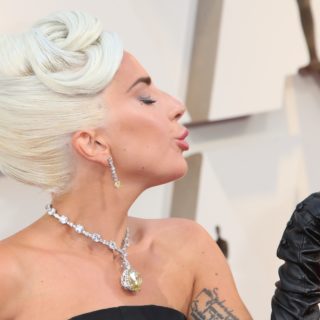 Lady Gaga agli Oscar con il diamante Tiffany di Audrey
