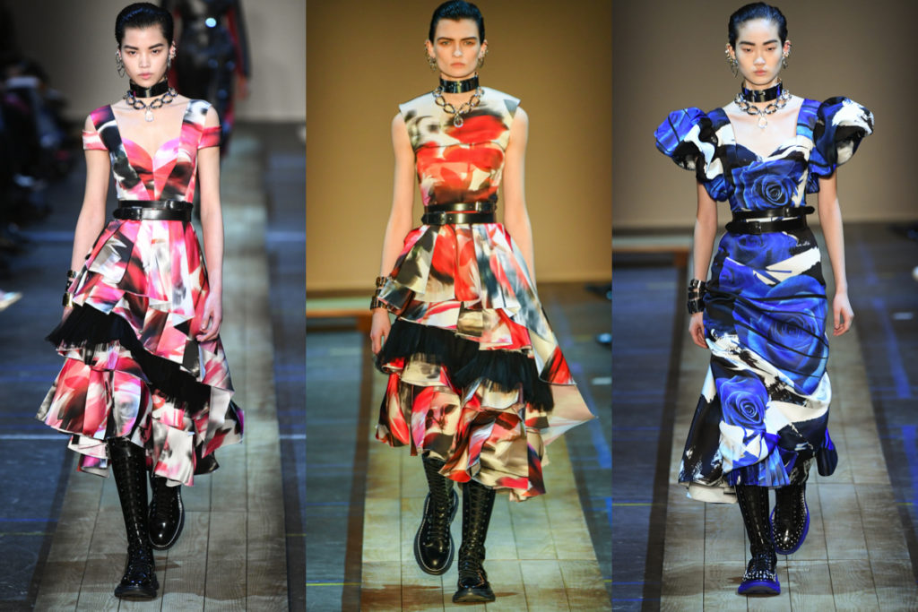 Tre uscite della sfilata di Alexander McQueen