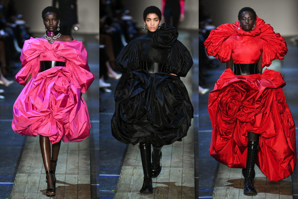 Tre uscite della sfilata di Alexander McQueen