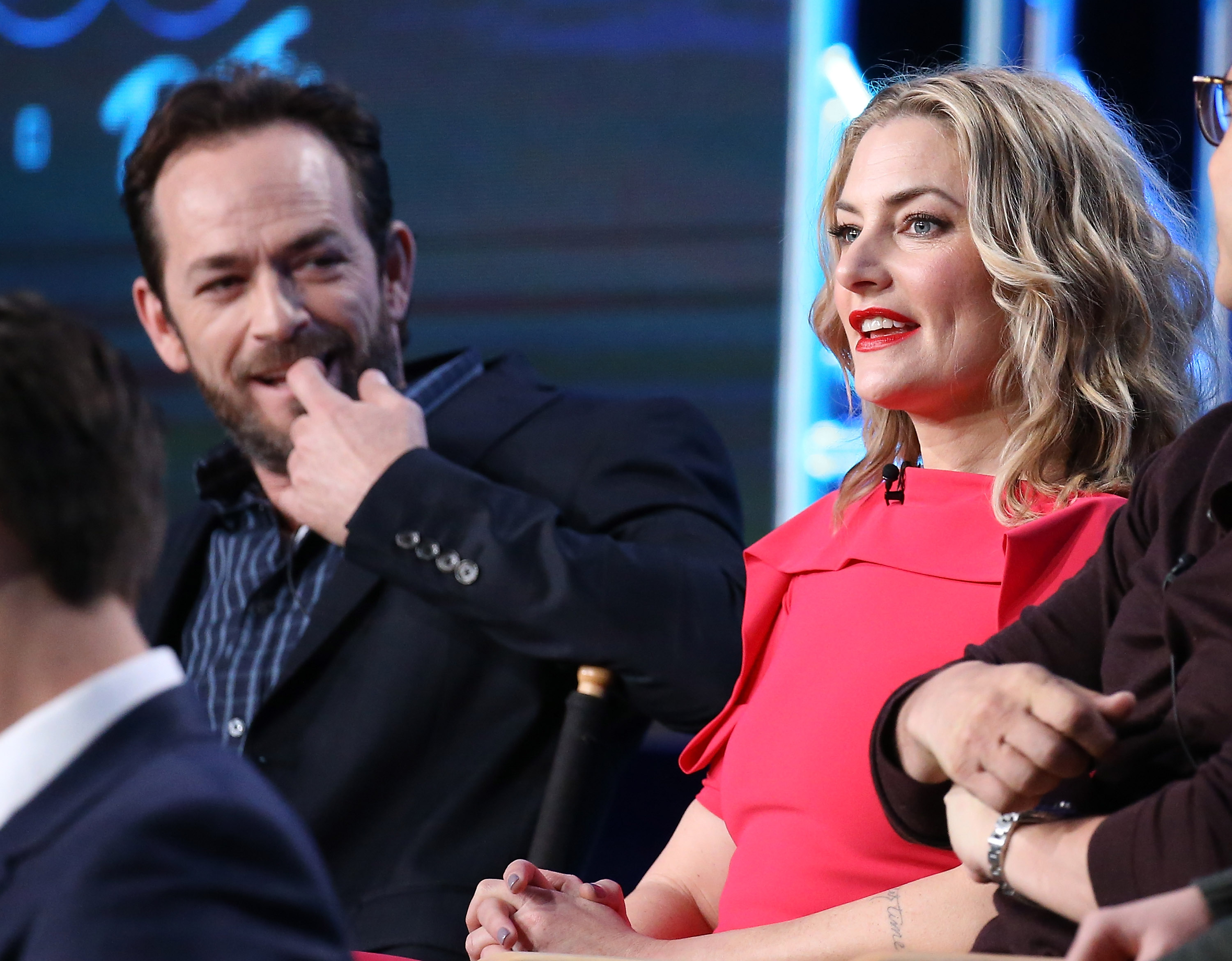 Shannen Doherty e Madchen Amick piangono Luke Perry