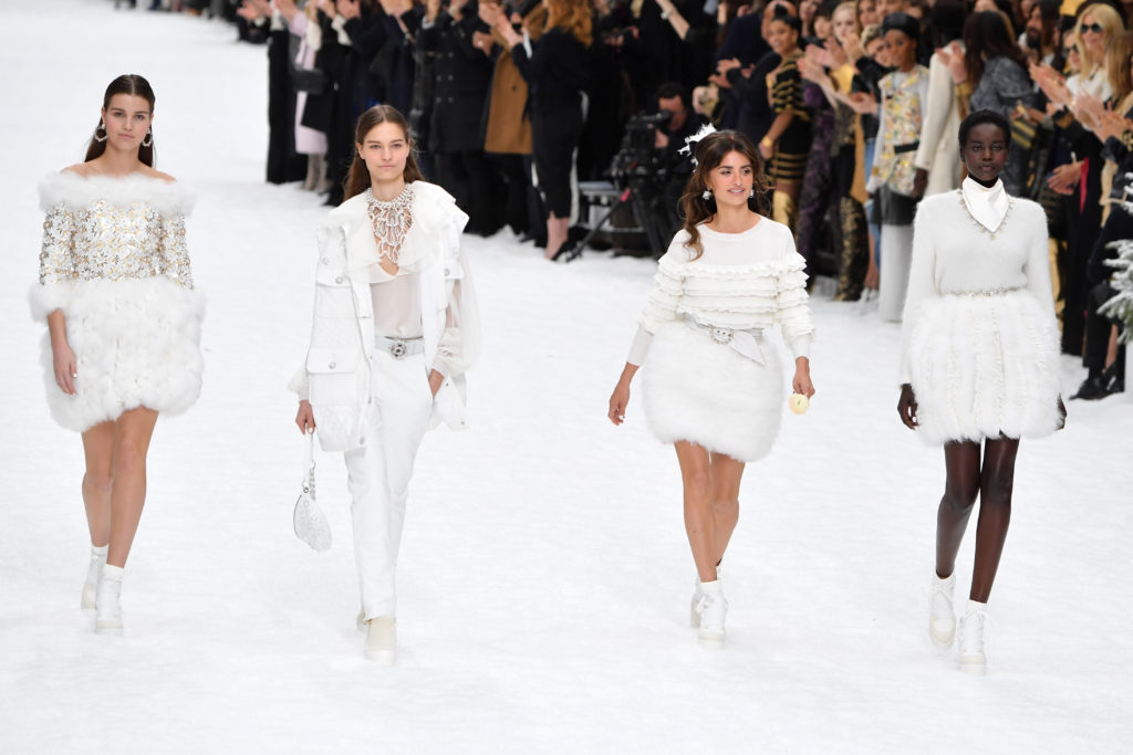 Penelope Cruz chiude la sfilata Chanel