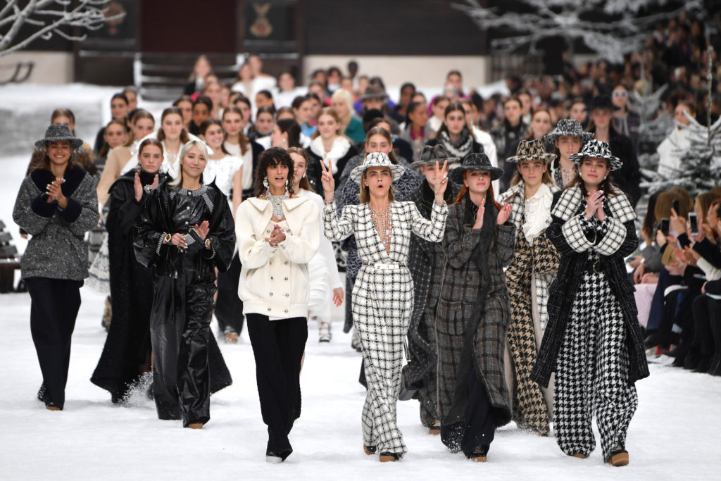 Carosello finale della sfilata di Chanel