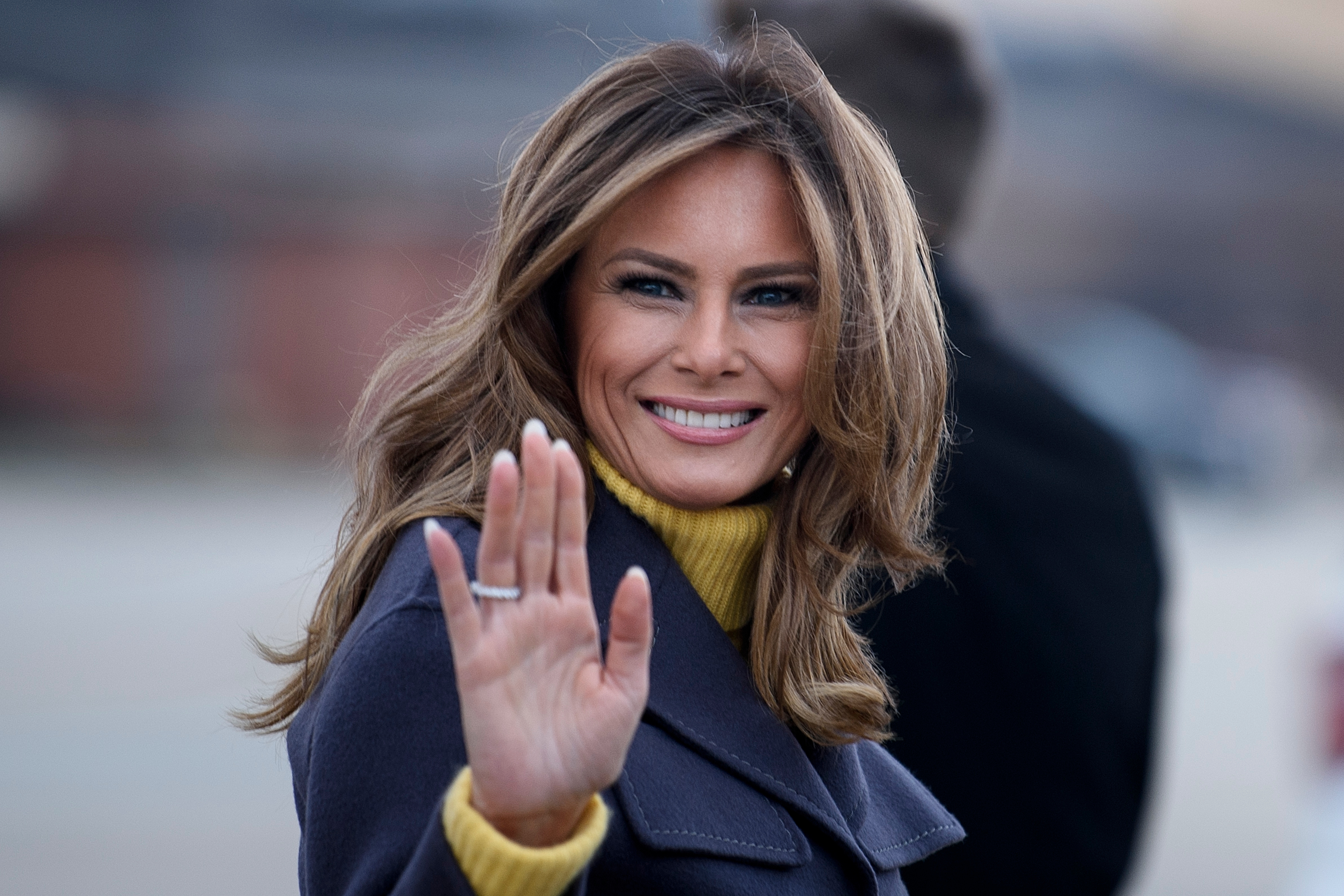 Melania Trump mostra le gambe