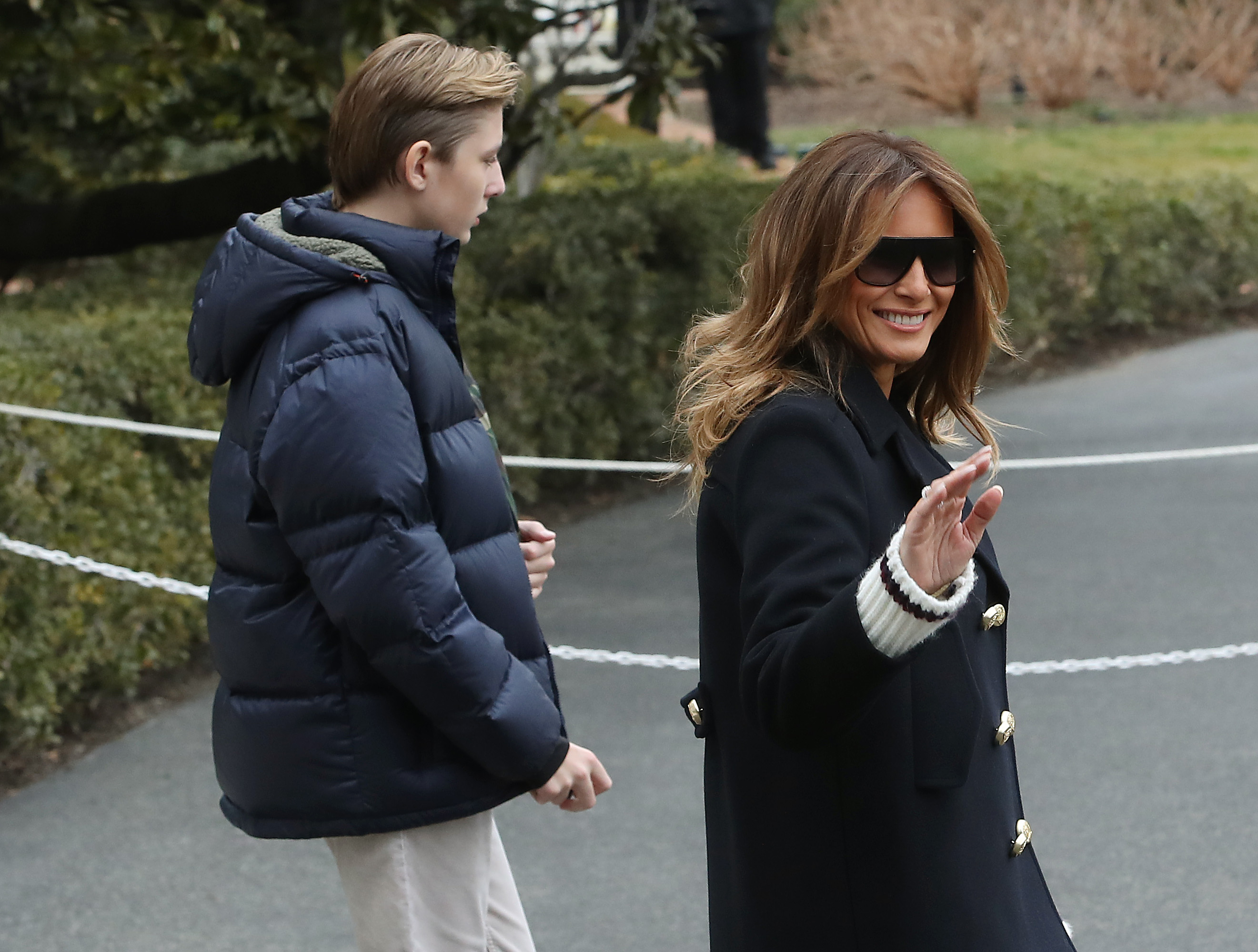 Melania chic in scarpe da ginnastica