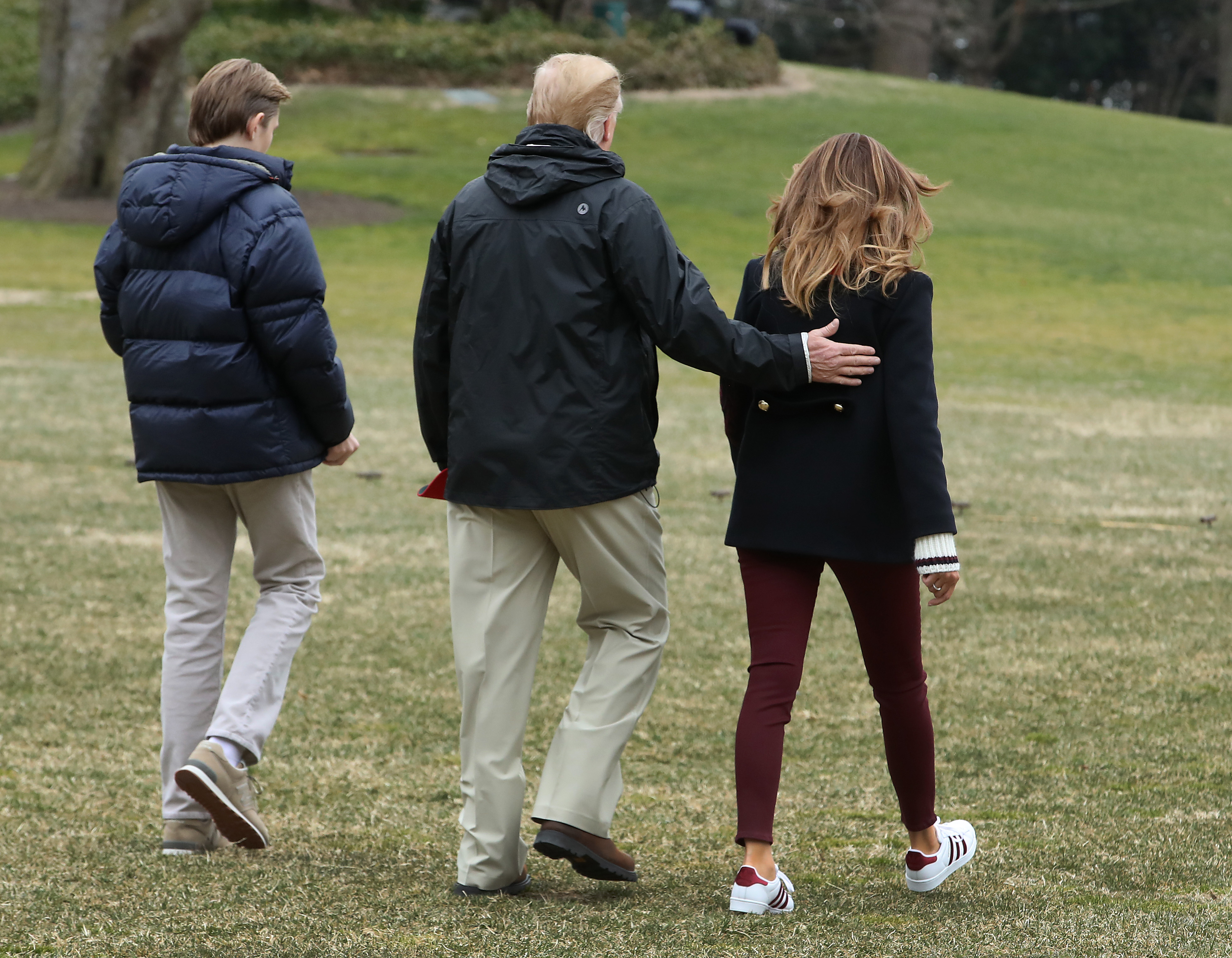 Melania chic in scarpe da ginnastica