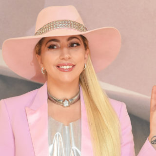 Lady Gaga bacia un uomo, ma non è Bradley Cooper